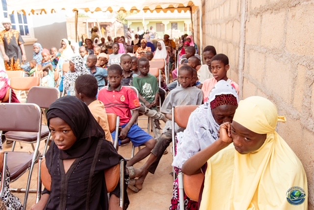 Children waiting for the start of the Ramadan distribution